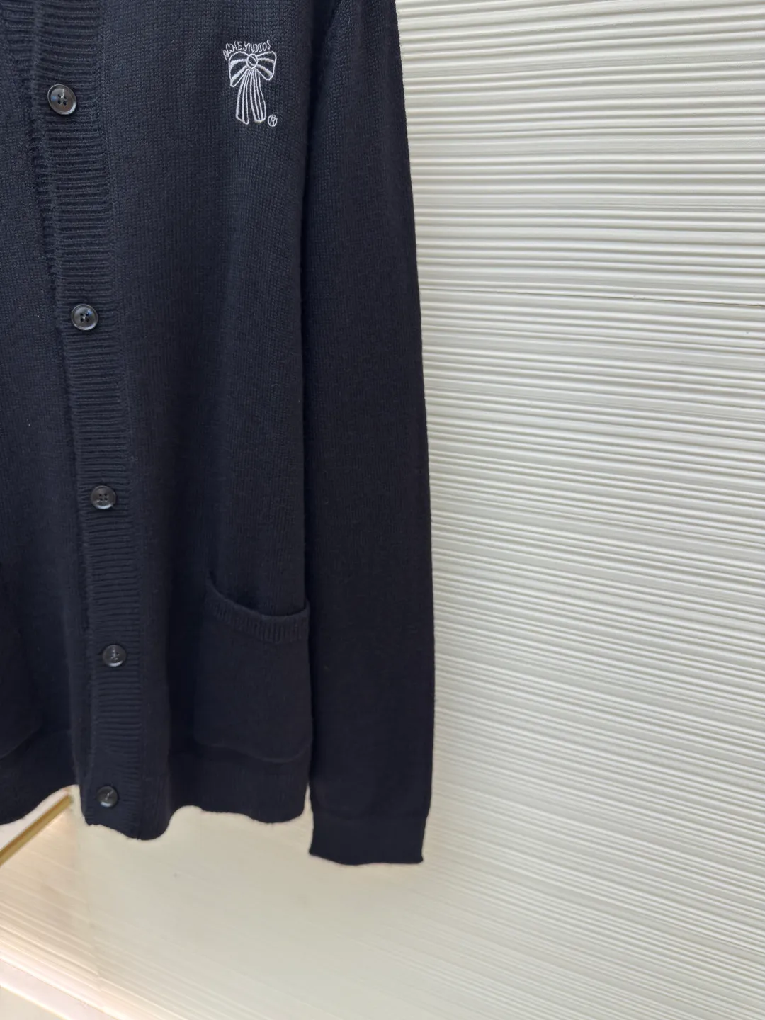 Acne Studios bow embroidered cardigan sweater ●Original version: Purchased and developed in 2988 ●Item number: 1680693-B15 ●Fabric: wool fabric ●Technology: Knitted production ●Version: Loose fit ●Weight: about 660 grams ●Size: S-M-L ●Description: Made of 6 strands of 26μm ultra-fine merino wool blended yarn, compoundly twisted through siro spinning technology to increase yarn strength by 40%. Air core wrapping process: Inject 0.1% gaseous silicone oil into the hollow layer of the yarn to reduce the weight of the fabric by 15% while maintaining the natural warmth of wool. Japan's Shima Seiki MFG-3.2 seven-gauge computerized flat knitting machine is used to knit an invisible rhombus interlayer with a thickness of 1.2mm through the triple interaction of floating thread + tuck stitch + hanging stitch. The cuffs adopt a 5→7G gradient gauge and are programmed to achieve a precise transition of adding 0.3 stitches per centimeter. The overall wiring is straight and delicate, the fabric is comfortable and soft, and the color is consistent without color difference. It can be matched with the same style to create a fashionable look and control various occasions. Customized accessories, complete with three standards, same style for men and women!